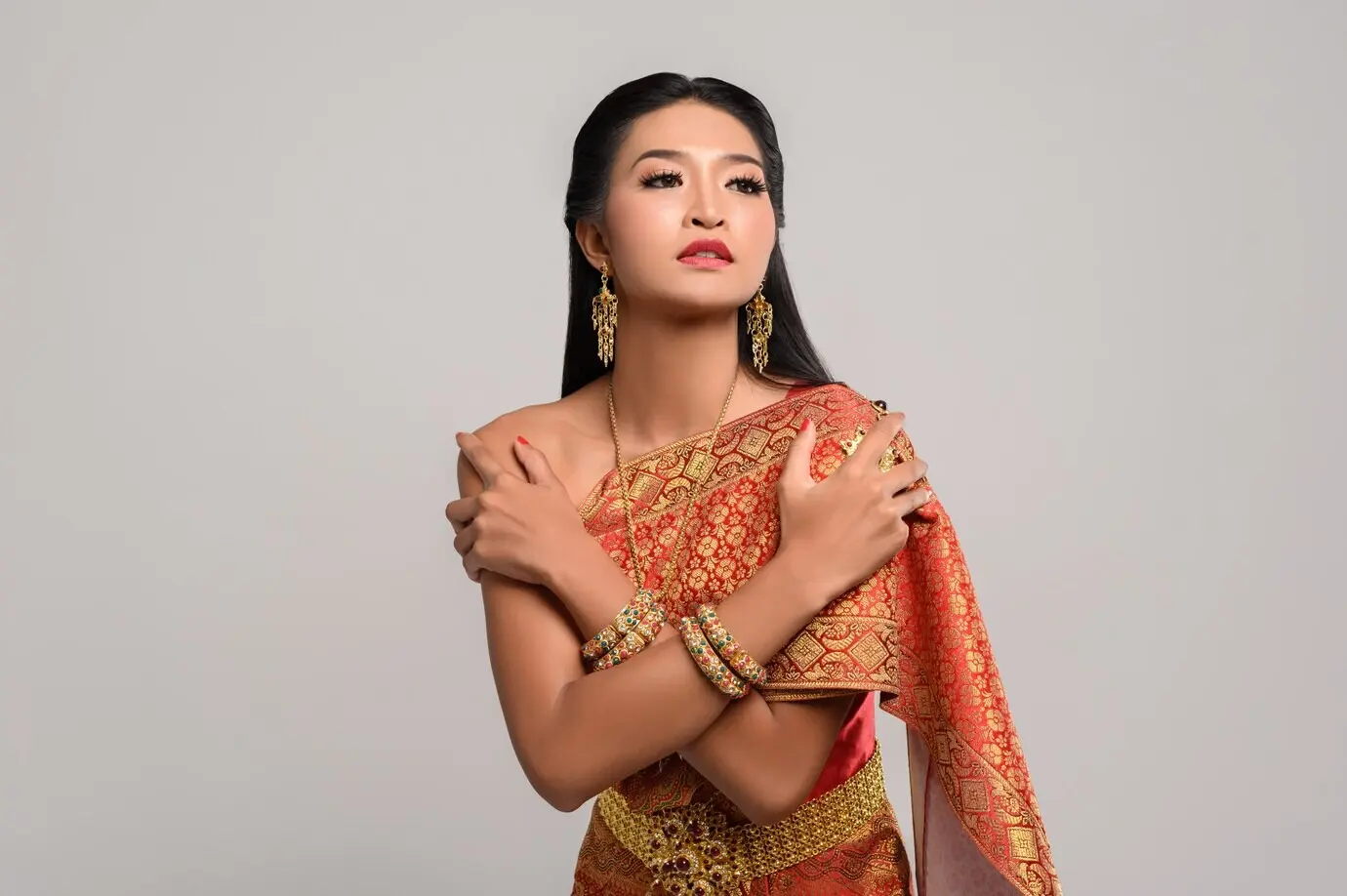 Schöne thailändische Frau, die ein thailändisches Kleid trägt.