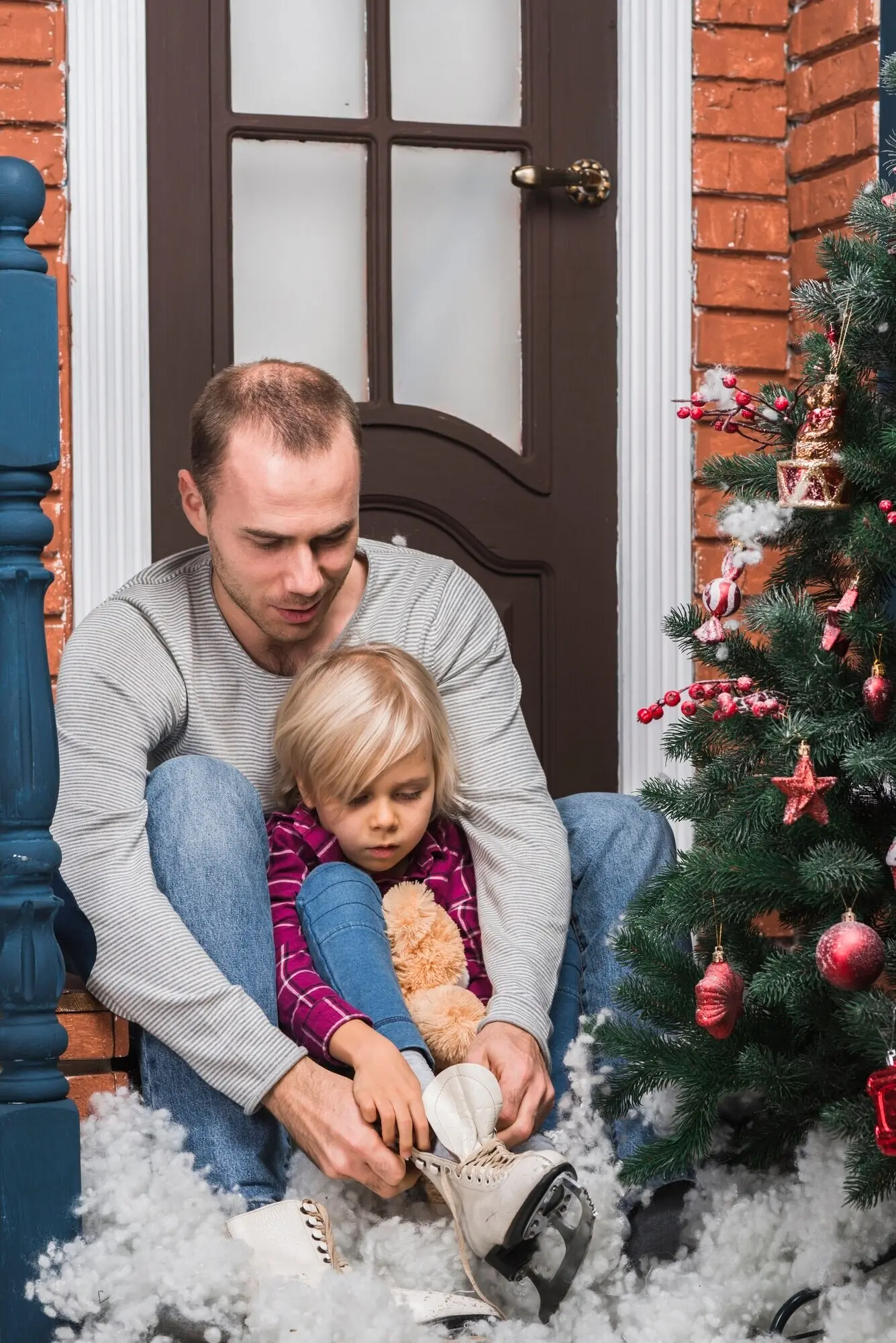 Weihnachtskonzept mit Vater und Tochter im Freien