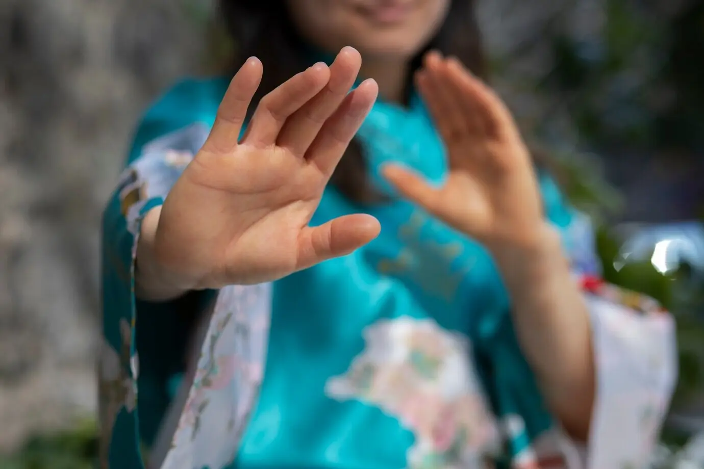 Vorderansicht einer unscharfen Frau in traditioneller Kleidung.