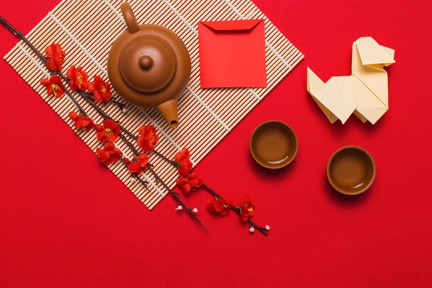 Origami-Hund in der Nähe einer Teezeremonie-Komposition