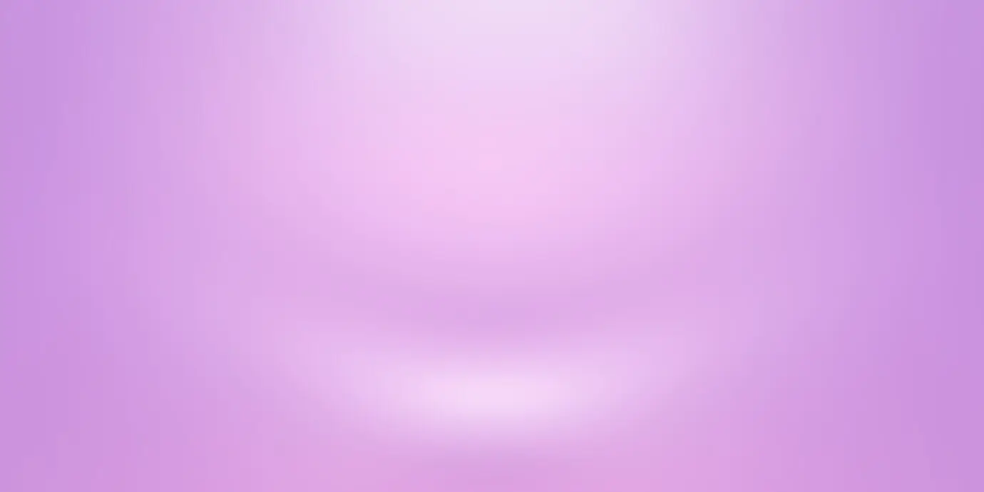 Konzept für einen Studiohintergrund – abstrakter, leerer Studio-Raumhintergrund mit hellem violettem Farbverlauf für ein Produkt. Schlichter Studiohintergrund.